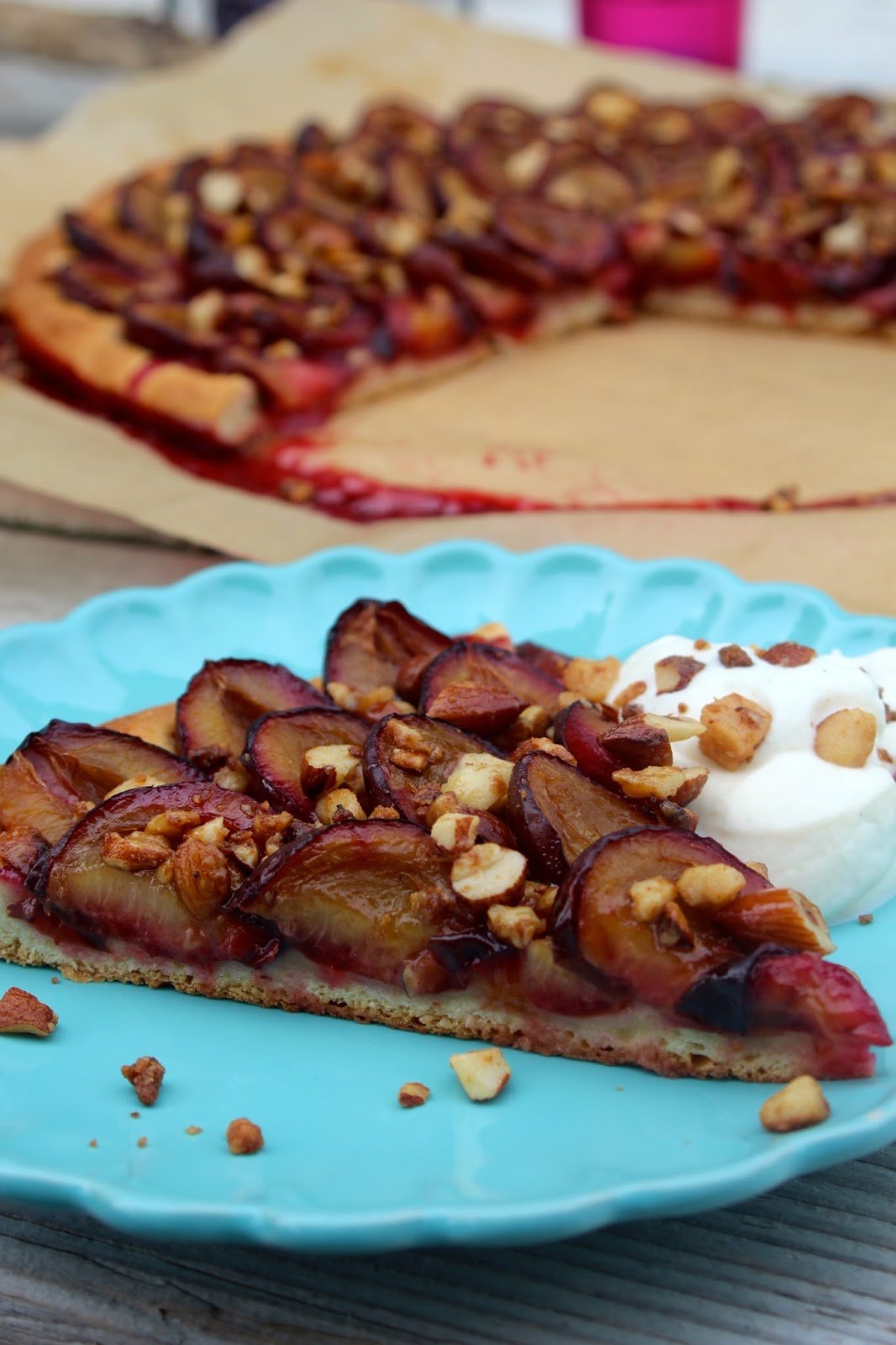 Zwetschgentarte mit Nuss-Karamell-Knusper für den Knuspersommer