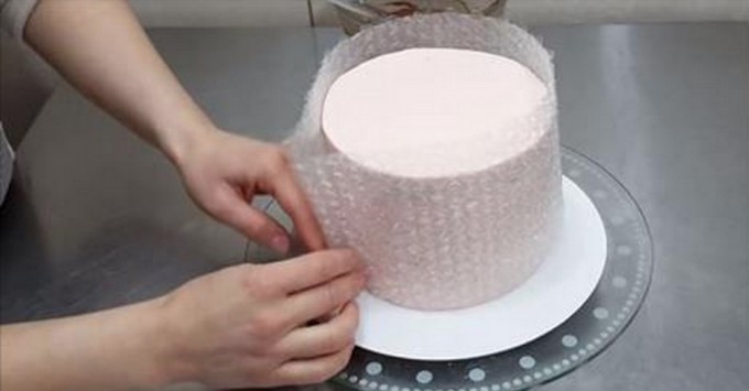 Eine perfekte Idee: Torte mithilfe von Luftpolsterfolie mit Schokolade verzieren