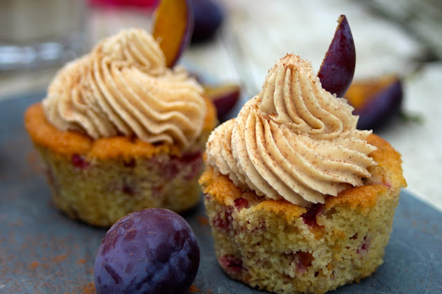 Pflaumen‑Cupcakes mit Zimt-Frischkäse-Frosting & “LIEBSTER award”