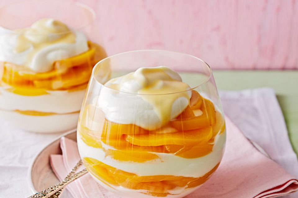 Topfencreme – Dessert mit Eierlikör und Pfirsichen