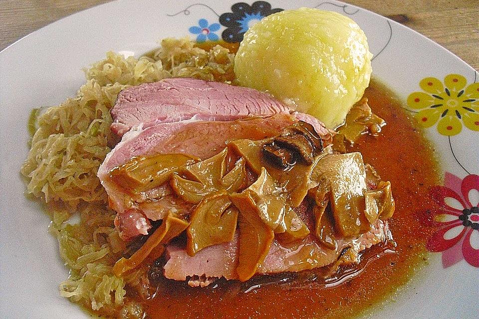 Pökelbraten mit sauerkraut und thüringer klössen