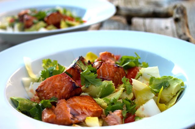 Chicoree‑Salat mit Avocado, Grapefruit und asiatisch mariniertem Ofenlachs