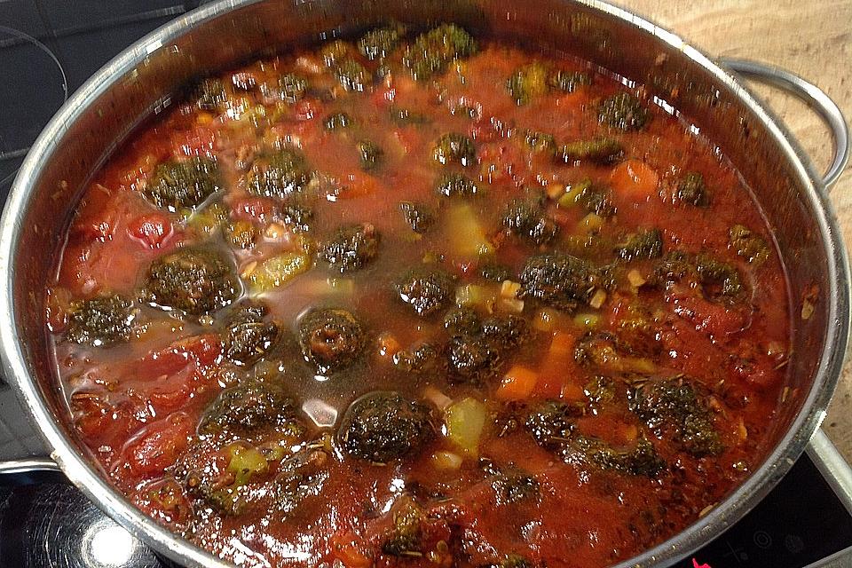 Würziger eintopf mit hack, brokkoli, möhren und speck