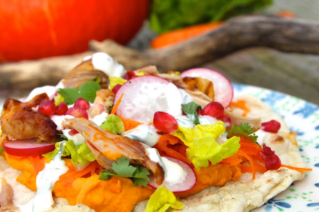 Lavash‑Brot mit Entenconfit, Kürbiscreme und Salat