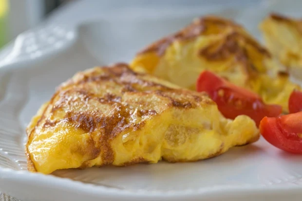Omeleta z brambor, cibule a papriček