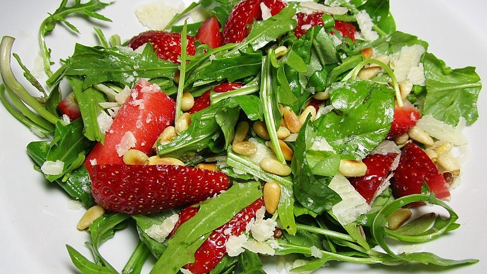 Basilikum-Rucolasalat mit Erdbeeren