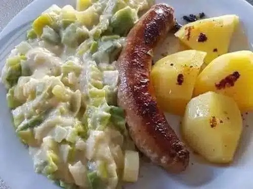 Porree-Gemüse zu Bratwurst