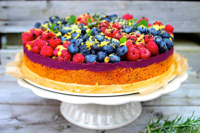 Traumhafte Beerentorte mit Cassisganache, Rosmarinkrokant und Balsamico
