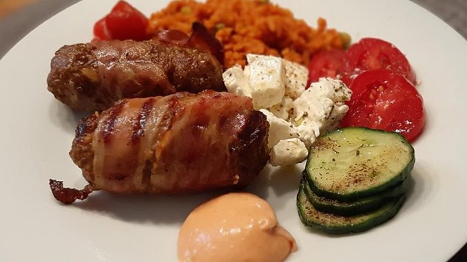 Cevapcici im Speckmantel