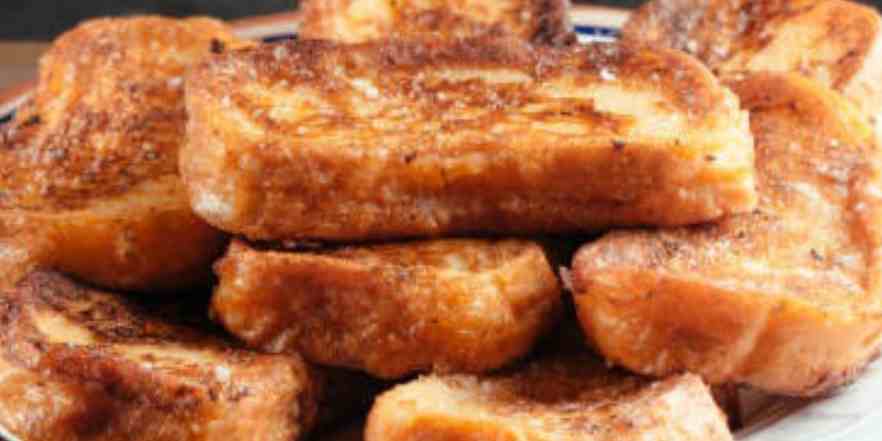 Une traduction précise et naturelle en tchèque du titre « Ein süßes Rezept für altes Brot » serait :  
**„Sladký recept na starý chléb“**.