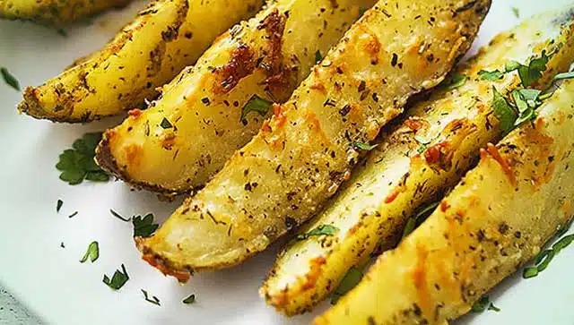 Recept na křupavé česnekové brambory rychle a snadno