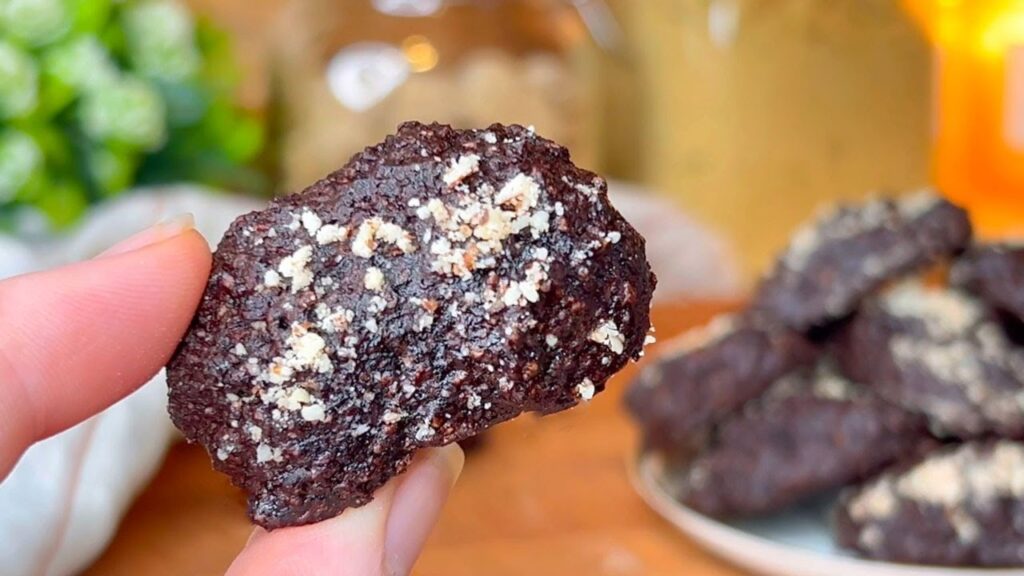 Von den Morgenkeksen esse ich auf Anraten der Ernährungsberaterin ein paar davon: kein Mehl, aber voller Proteine!