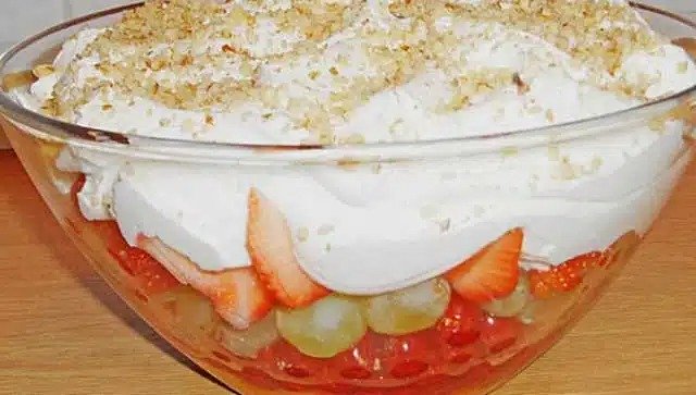 Vrstevný ovocný salát (ideální na párty)