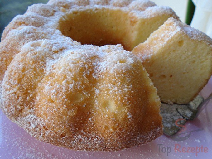 Frischer und saftiger Joghurtgugelhupf