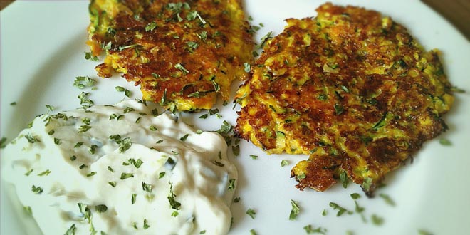 Möhren-zucchini-puffer mit schnittlauchquark