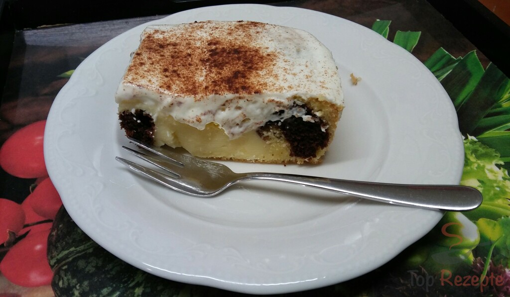 Kuchen mit Pudding, saurer Sahne und Zimt