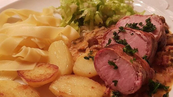NT-Schweinefilet im Speckmantel mit Champignons und Spätzle