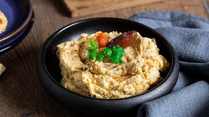 Pikantní dip z datlového a čerstvého sýra