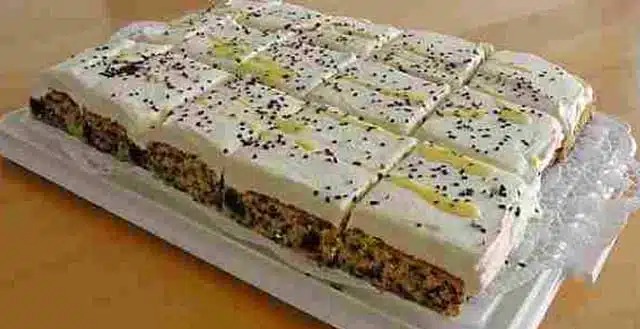 Třešňový likérový koláč se zakysanou smetanou – recept