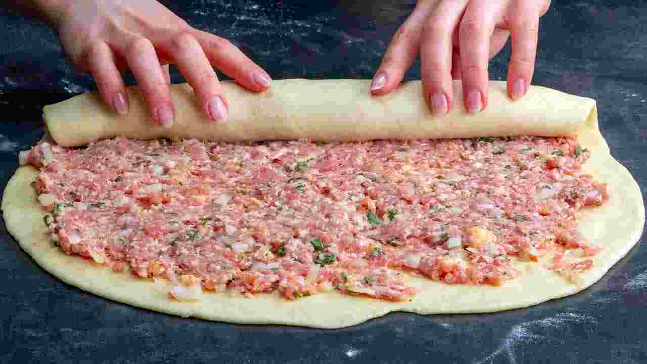 Těsto plněné mletým masem a srolované