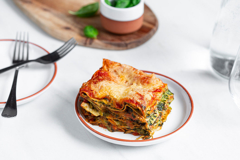 Vegetariánská lasagne se špenátem a zeleninou s rajčatovou omáčkou