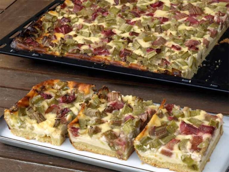 Tvarohový rebarborový koláč s vanilkovým pudinkem