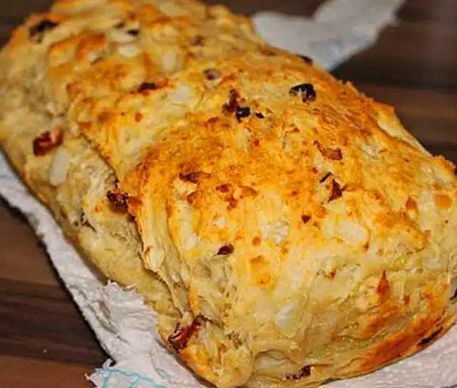 Recept na rajčatový cibulový chléb – upečte si ho sami!