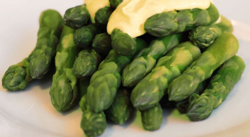 Chřest s holandskou omáčkou