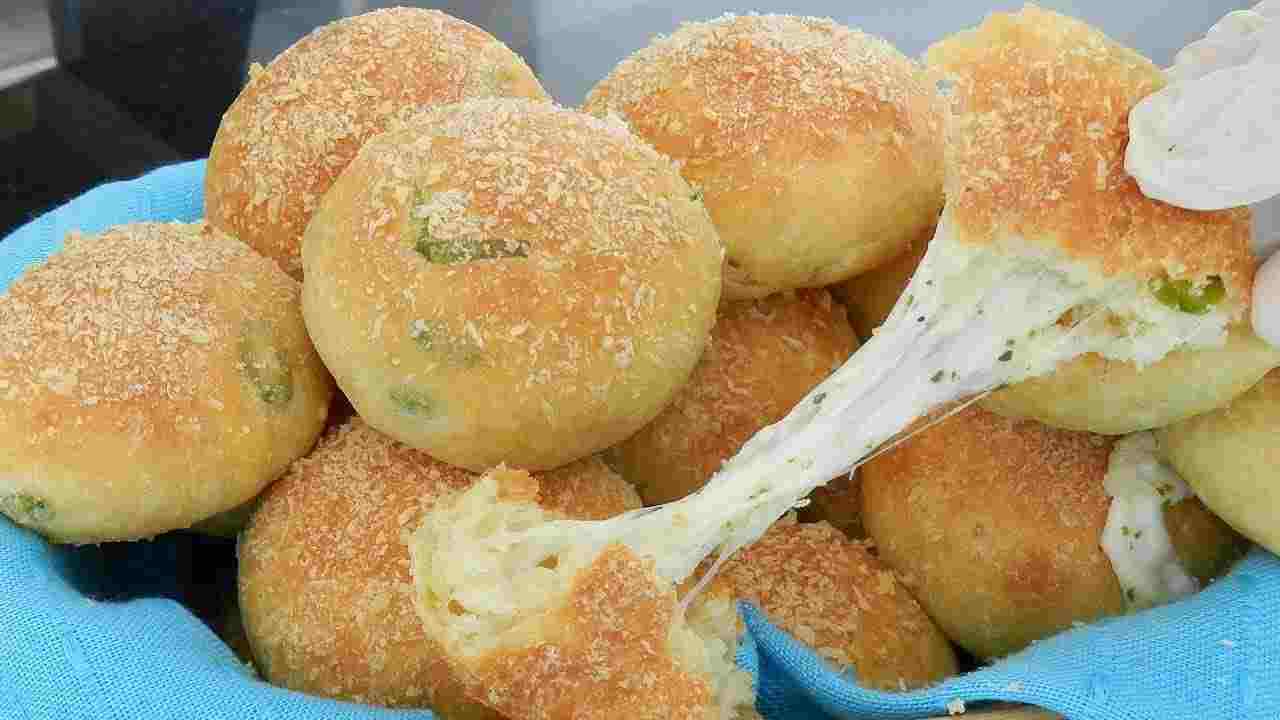 Megalecker česnekové bulky plněné mozzarellou!