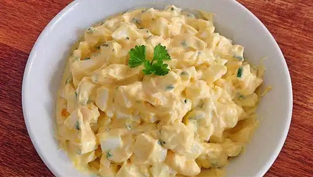 Strýcův česnekový vajíčkový salát recept