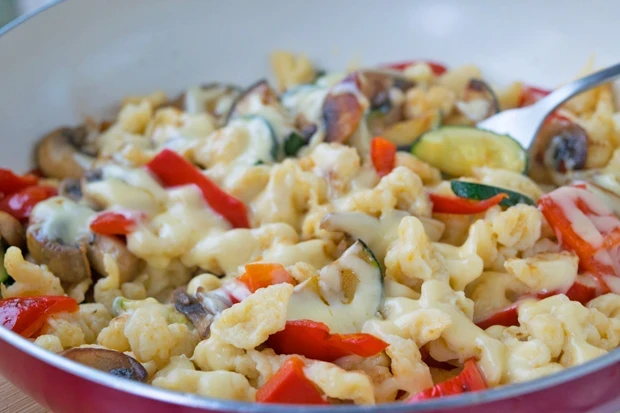 Spätzle se zeleninou na pánvi