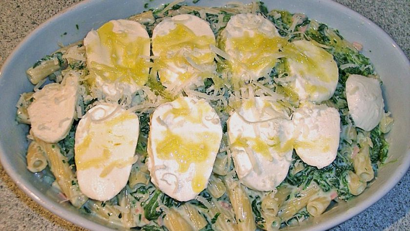 Tortiglioni s prosciuttem a špenátem zapečené v troubě