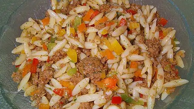 Kritharaki salát s mletým masem, který vám učaruje