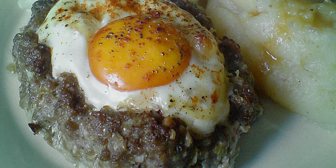 Hackfleisch v listovém špenátu se smaženým vejcem a sýrem (low carb)