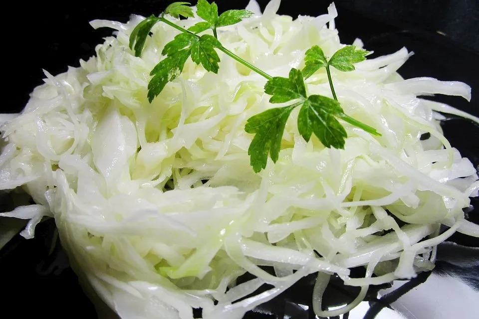 Krautsalat en tchèque se traduit par **”Kysaný zelí salát”**.