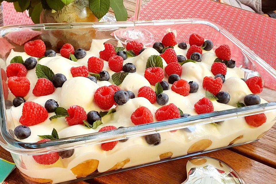 Mini větrníčky s tvarohovou krémem s kondenzovaným mlékem a malinami