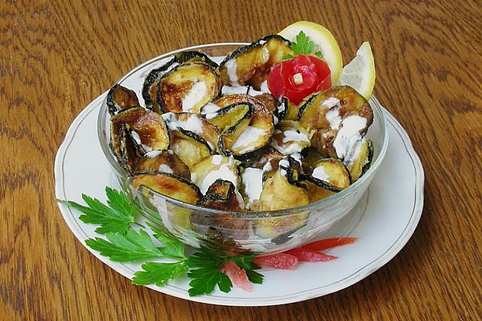 Plátky cukety s jogurtovo-skořicovou omáčkou