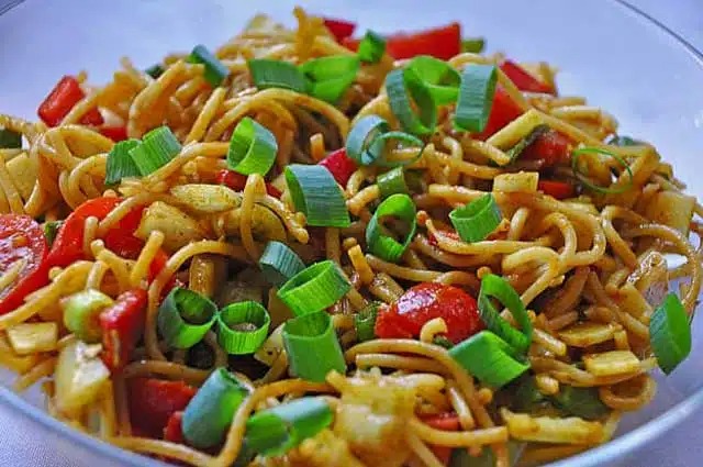 Recept na špagety s kari salátem