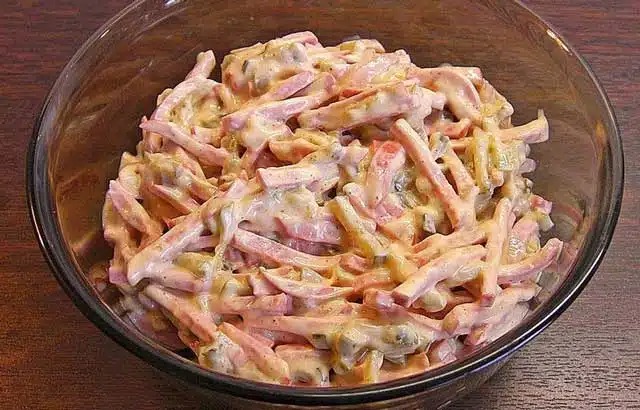 Recept na masový salát ze 3 surovin – chutná jako od řezníka!