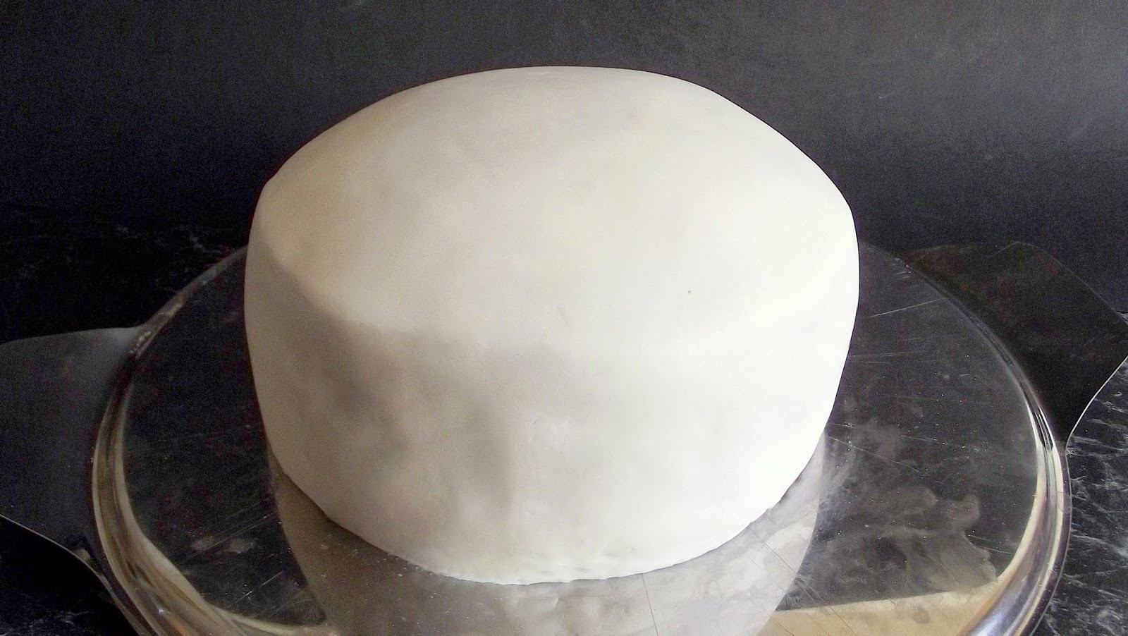 Jak potáhnout dort fondánem