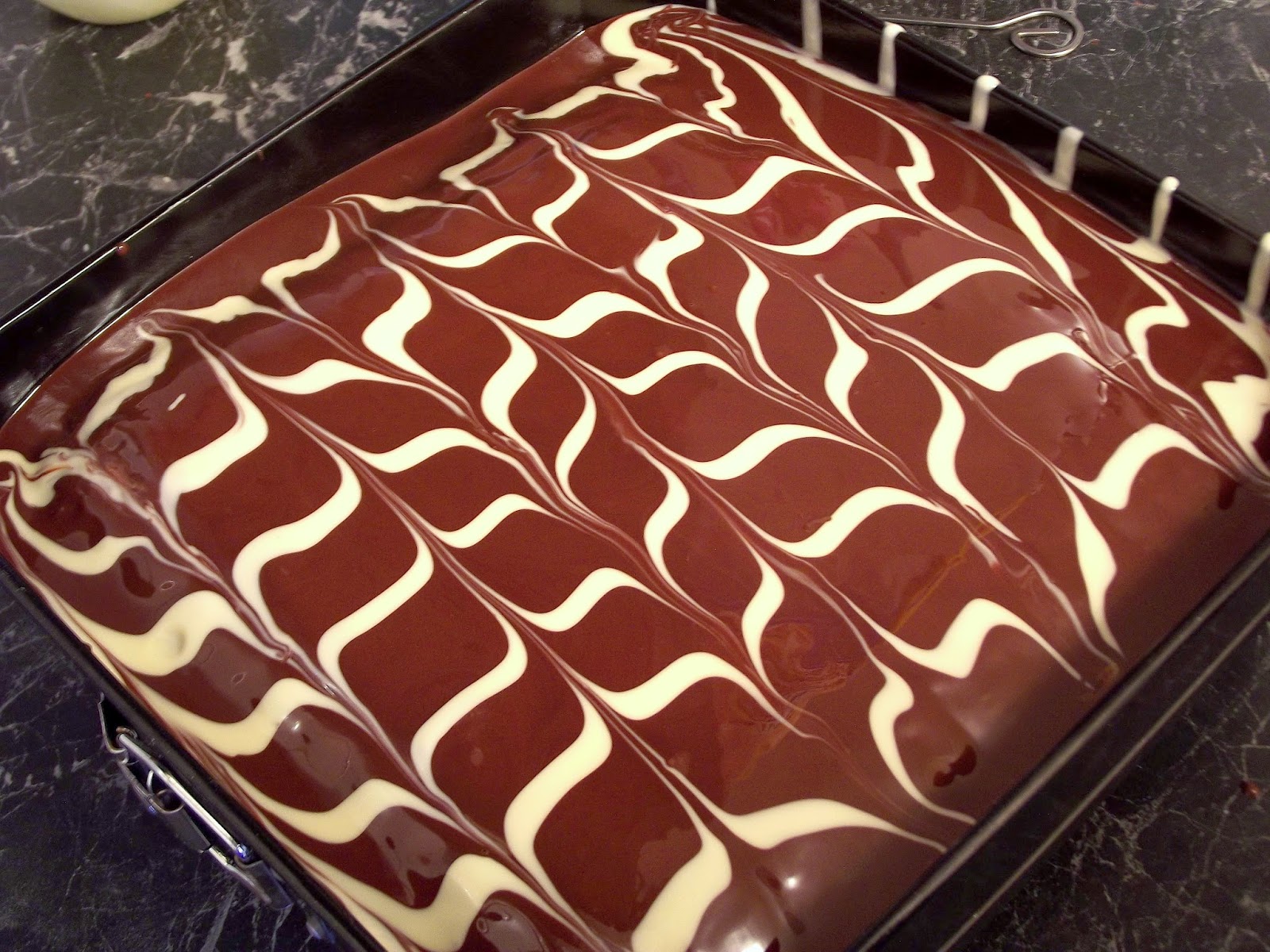 XXL čokoládový dort s obrovskými kousky čokolády