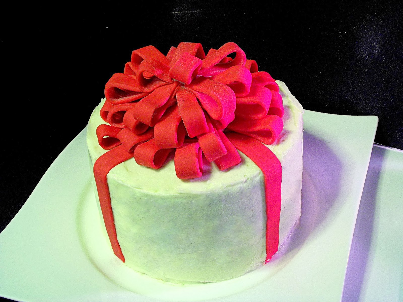 Narozeninový dort s fondánovou mašlí