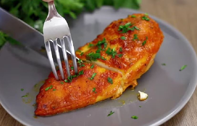 Uvnitř měkké a zvenku křupavé, tentokrát jsem prsa z kuřete takto dochutil | Jen 340 kcal!