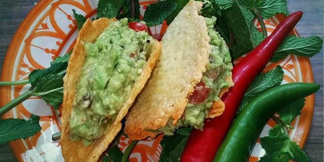 Nízkosacharidové sýrové tacos s guacamole