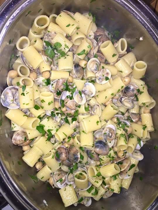 Těstoviny s mušlemi a cizrnou