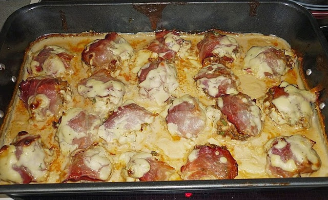 Plněné žampiony s ovčím sýrem a mletým masem v sýrové omáčce