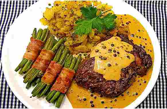 Hovězí svíčková se zelenou pepřovou smetanovou omáčkou