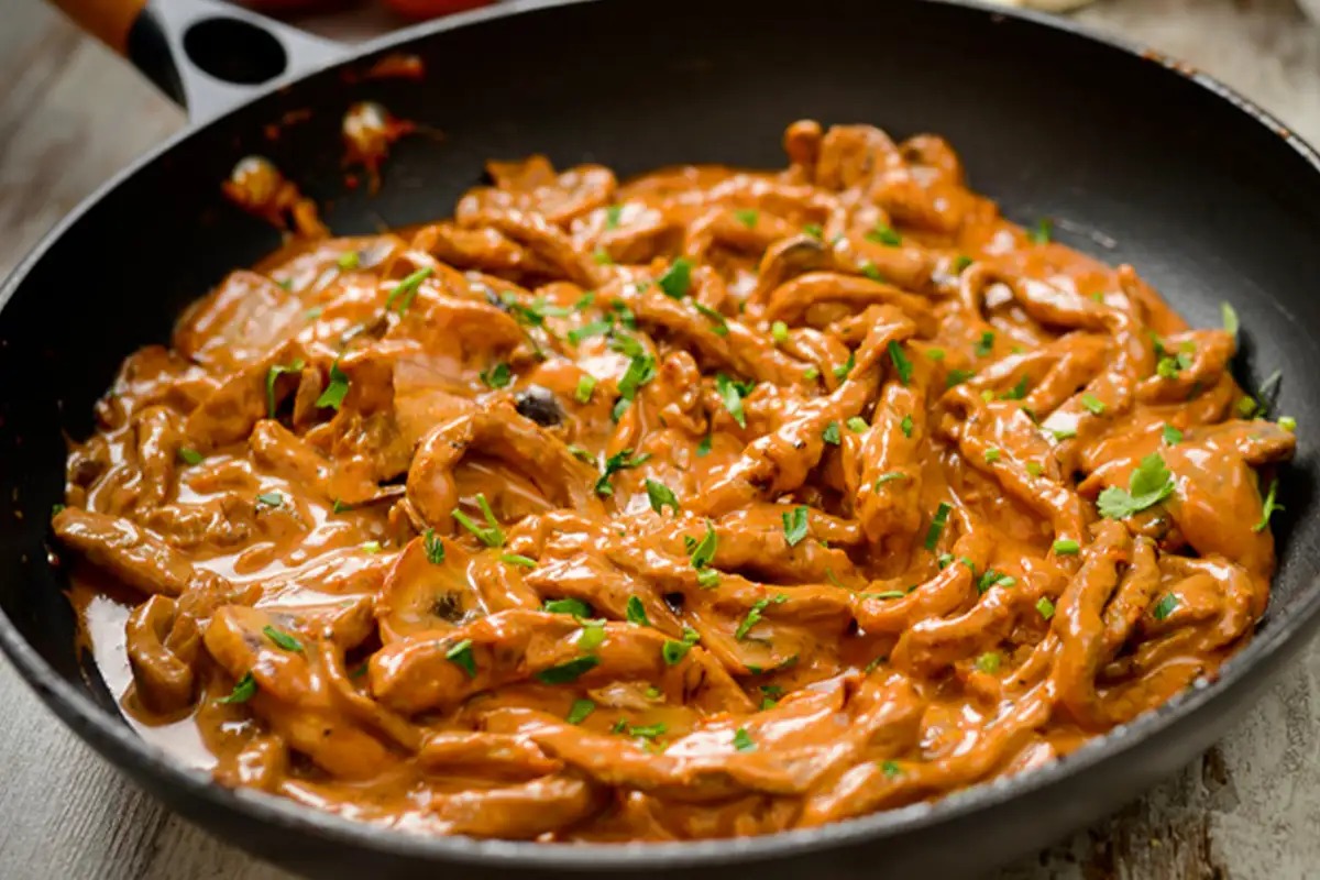 Řízkové nudličky v hořčičné smetaně