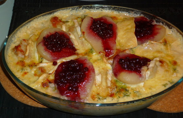 Vepřové filetky s gnocchi, hruškami a brusinkovým sýrem gratinované