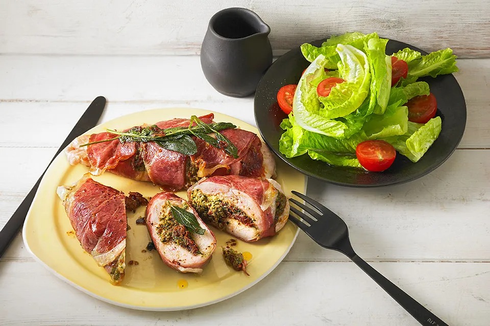 Plněné kuřecí prso v šunkovém kabátku